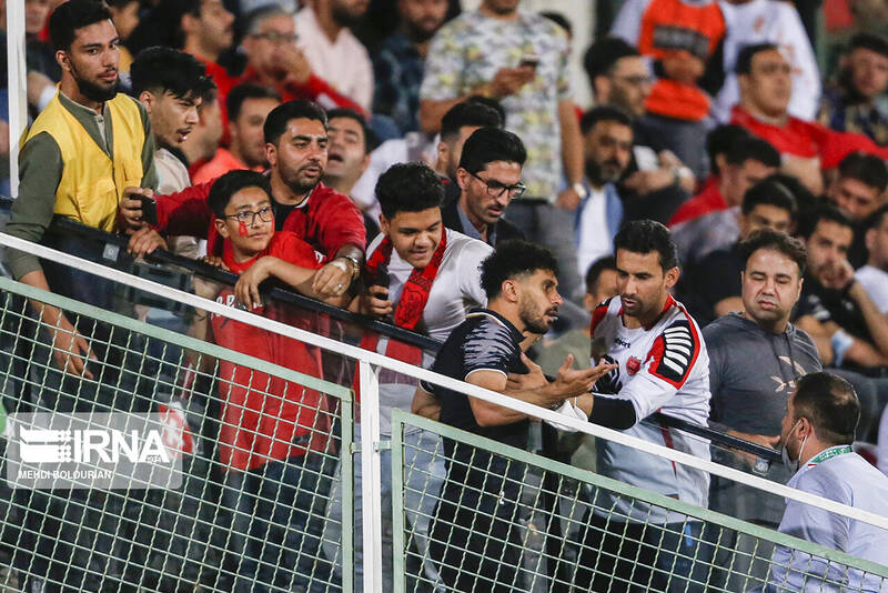 واکنش تند هواداران پرسپولیس به مربی استقلالی