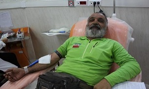 اهدای خون جانباز ایرانگرد به مناسبت هفته دفاع مقدس