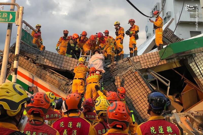 عکس/ امدادونجات از زیر آوار زلزله در تایوان