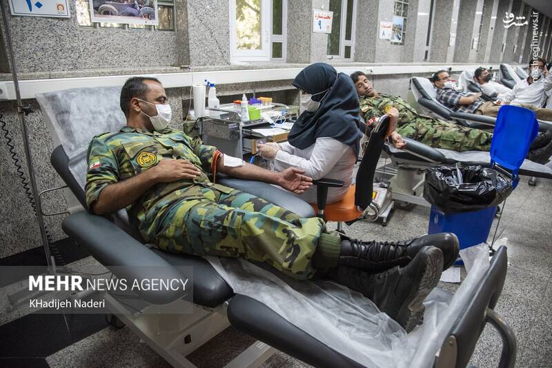 عکس/ اهدای خون توسط نیروهای ارتش در اصفهان