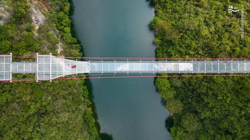 تصاویر هوایی از پل شیشه‌ای معلق در چین