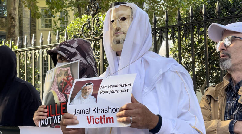فریاد مرگ بر آل‌سعود مقابل سفارت عربستان در لندن +فیلم