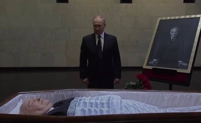فیلم/ ادای احترام پوتین به گورباچف