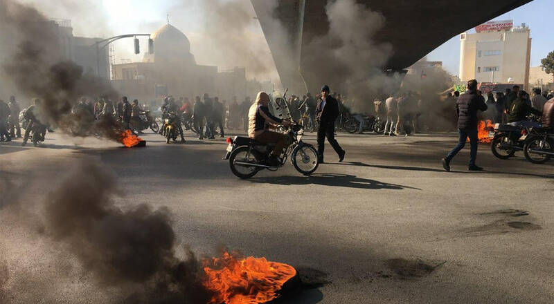 فیلم/ چه کسی به آشوبگران خط می‌دهد؟