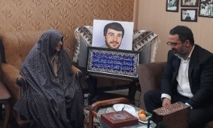 یاد شهدا مانع غفلت در جامعه می‌شود// چینش عکس ها اشتباه است باید ستونی باشد.