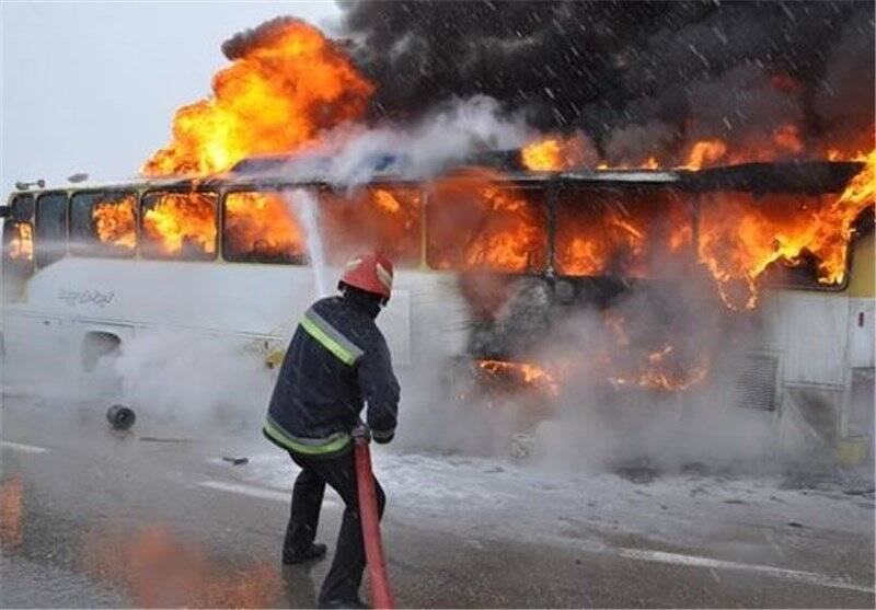 اتوبوس مسافربری در مسیر فریمان به دلیل نقص فنی در آتش سوخت