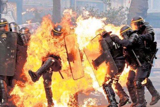 فیلم/ آتش‌زدن یک مامور نیروی انتظامی توسط اغتشاشگران (+۱۸)
