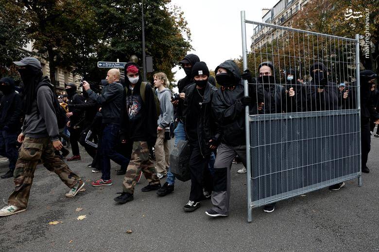 فیلم/ واکنش جالب وزیر کشور فرانسه به حمله دو معترض به پلیس