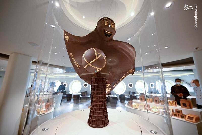 عکس/ ساخت مجسمه شکلاتی از نماد جام جهانی