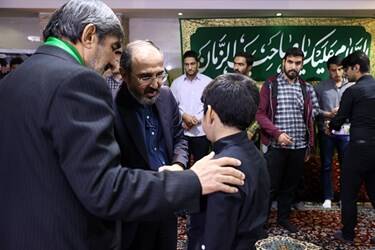 عکس/ حضور سرزده رئیس مجلس در منزل شهید معصومی
