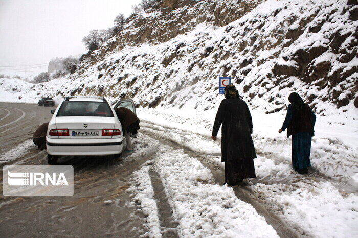 بارش ۱۵ سانتی متری برف در گردنه گله بادوش لرستان