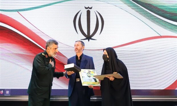 سردار حاجی زاده از خانواده شهید «آرمان علی‌وردی» تجلیل کرد