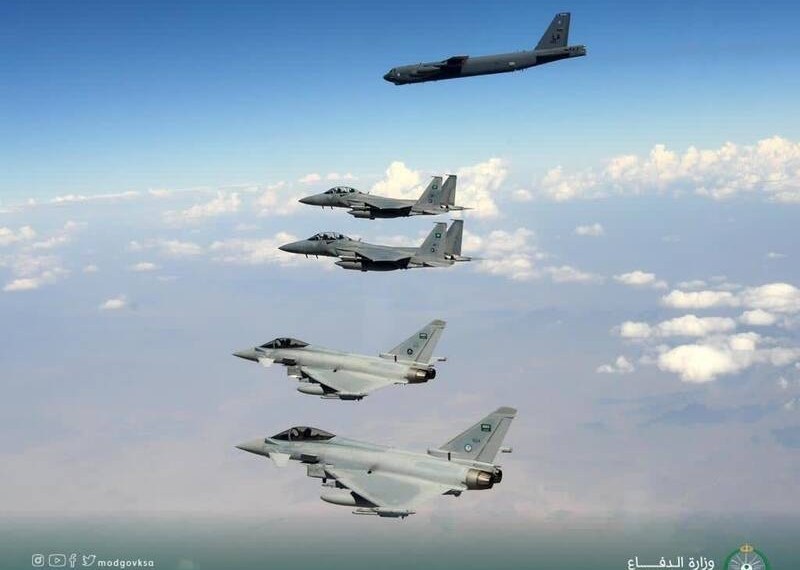 عربستان یک بمب‌افکن آمریکایی را اسکورت کرد +عکس