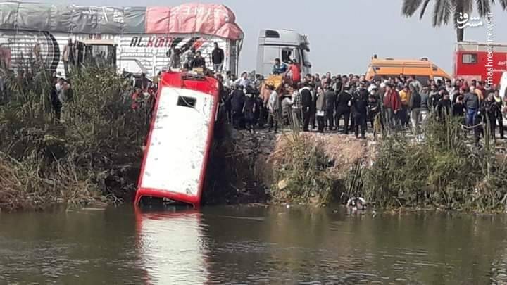 عکس/ سقوط مرگبار اتوبوس به داخل کانال آب