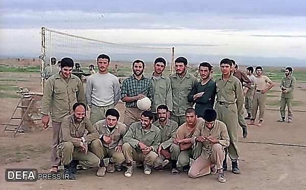 فوتبالیست‌های رزمنده در زمین‌های خاکی جبهه+ عکس