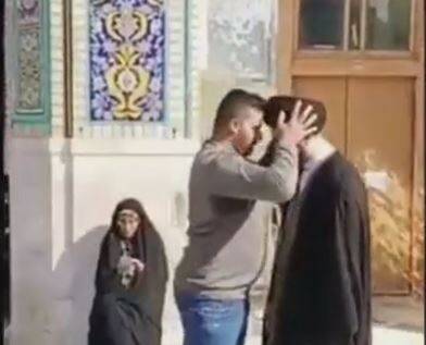 فیلم/ واکنش جوانان مشهدی به عمامه‌پرانی عده‌ای معلوم‌الحال