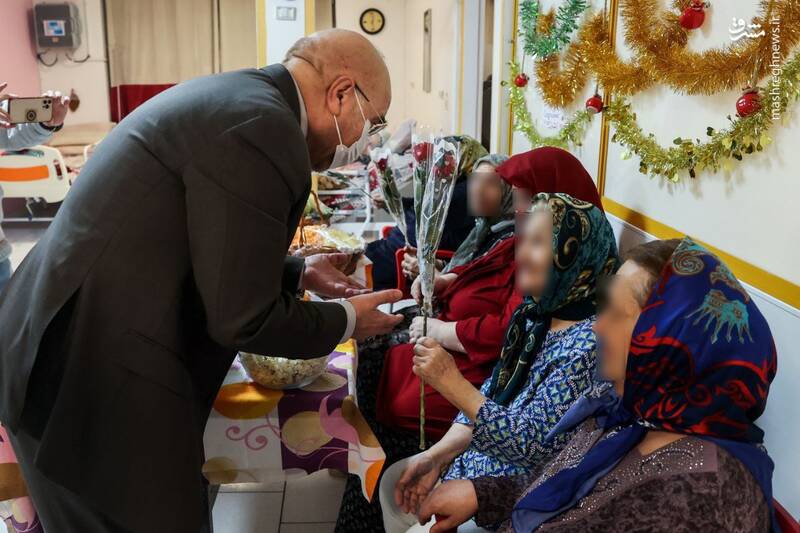 عکس/ حضور یلدایی قالیباف در یکی از مراکز نگهداری از سالمندان