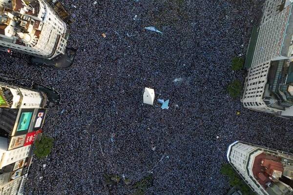 قمه کشی در جشن قهرمانی آرژانتینی‌ها +فیلم