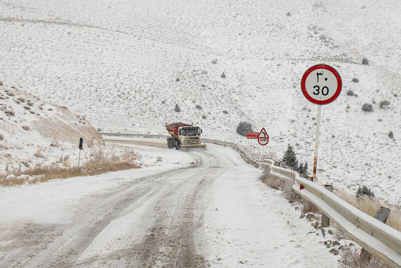 برف و باران شدید در جاده‌های ۲۳ استان کشور