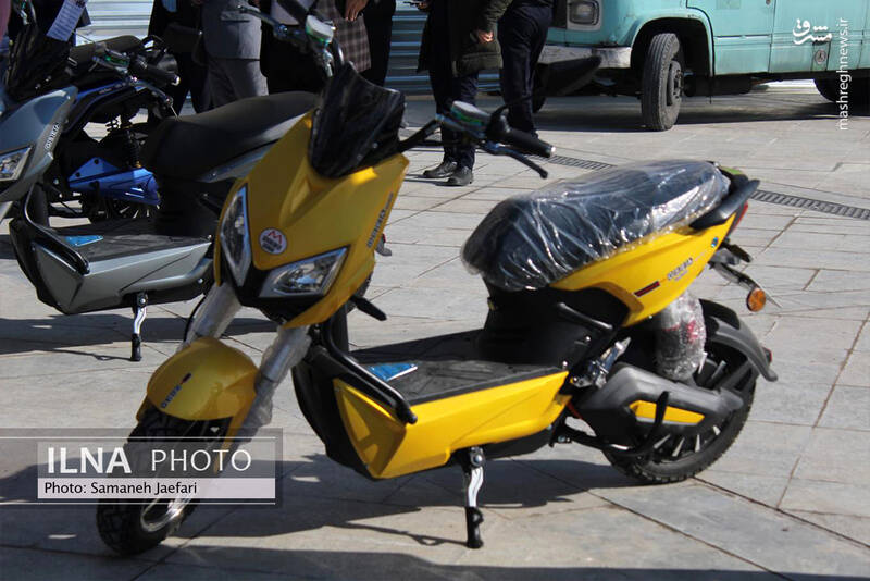 عکس/ واگذاری ١٠٠ هزار دستگاه موتورسیکلت برقی در مشهد