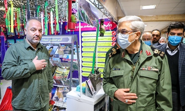 بازدید سرلشکر باقری از غرفه کرمانشاه در نمایشگاه کوی جهاد و مقاومت