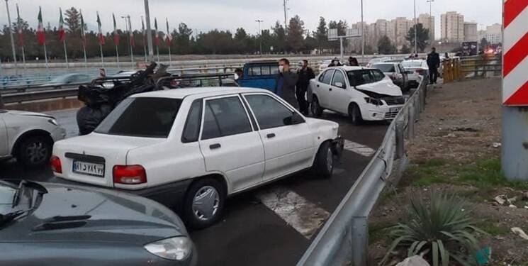 تصادف زنجیره‌ای ۱۰ خودرو در بزرگراه نیایش