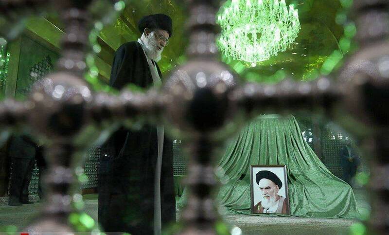 رهبر انقلاب در مرقد امام خمینی(ره) و گلزار شهدا حضور یافتند +عکس