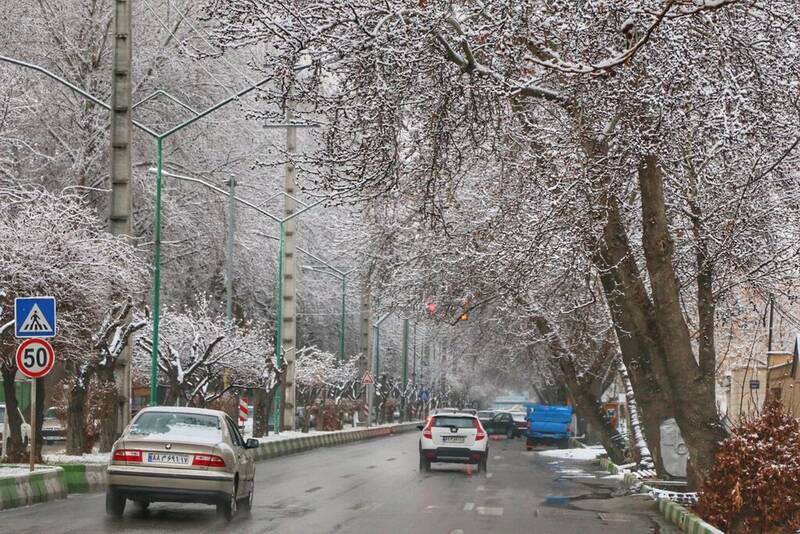 شروع بارش برف در معابر شمالی پایتخت/ معابر تهران بدون ترافیک است