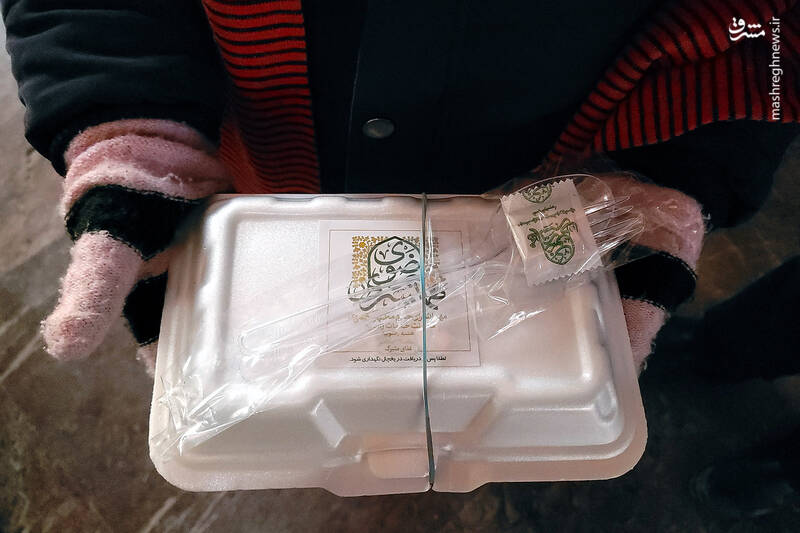 عکس/ توزیع غذای رضوی میان مسافران در راه‌آهن مشهد