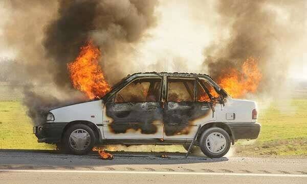 فیلم/ آتش‌زدن عمدی یک خودرو توسط افراد ناشناس