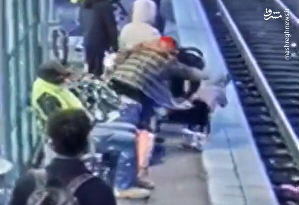 فیلم/ هل دادن کودک سه ساله توسط یک زن در ایستگاه قطار