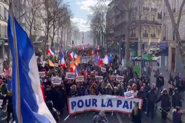 معترضان در پاریس خواستار خروج فرانسه از ناتو شدند +فیلم