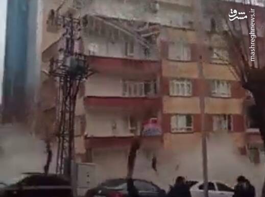 فیلم/ تخریب ساختمان ۷ طبقه در ترکیه بر اثر زلزله