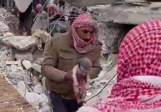 فیلم/ تولد نوزاد سوری زیر آوار