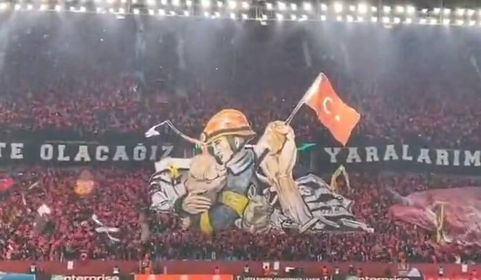 فیلم/ قدردانی هواداران فوتبال ترکیه از نیروهای امدادی