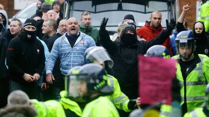 برگزاری تظاهرات گروه‌های راست‌افراطی و ضد فاشیست در انگلیس