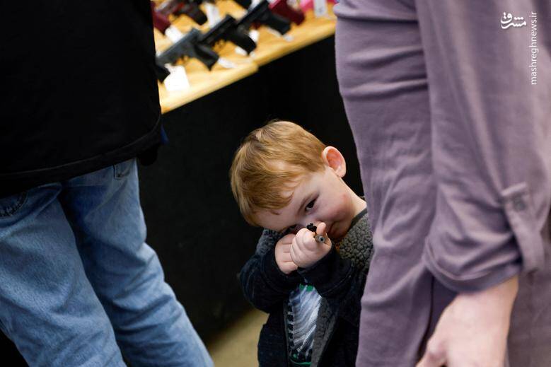 وستلی اونز 3 ساله با مادرش به نمایشگاه اسلحه در ایالت آیووا رفته است. _ آمریکا