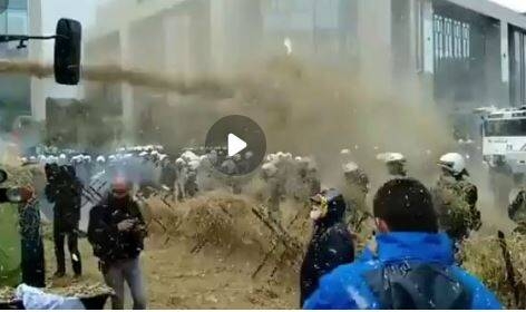 فیلم/ کودپاشی پلیس توسط کشاورزان هلندی معترض