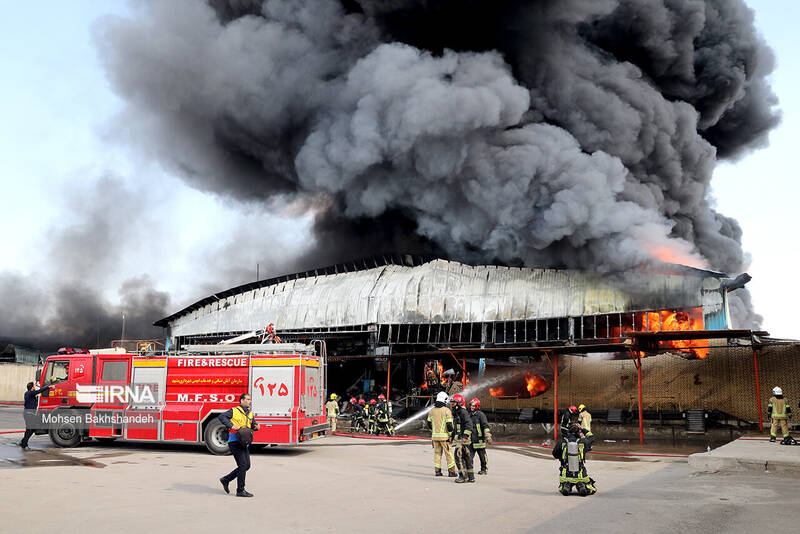 آتش سوزی مهیب در کارخانه یخچال الکترو استیل در مشهد+ عکس و فیلم