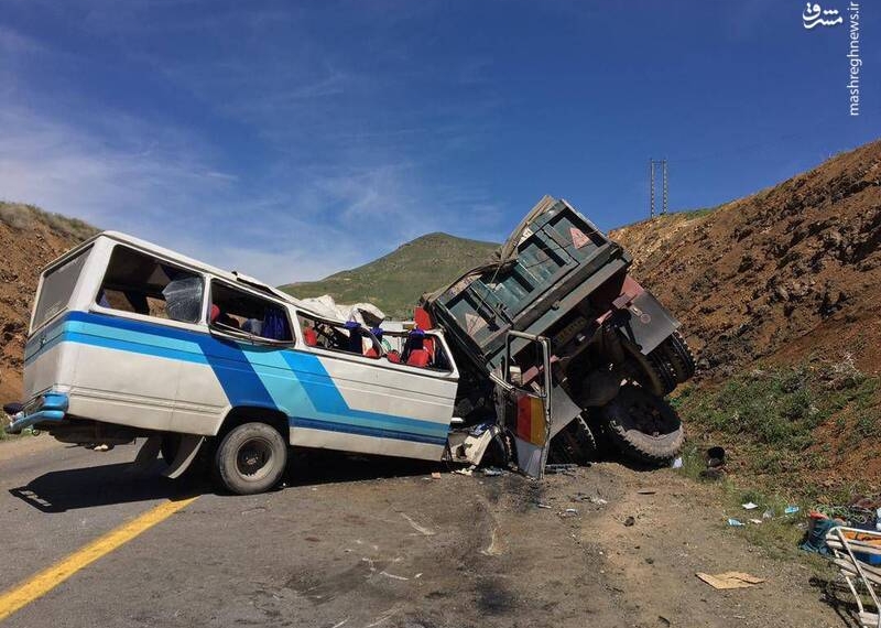 عکس/ ۵ کشته در تصادف مینی‌بوس و کامیون در کردستان