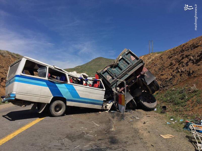 عکس/ ۵ کشته در تصادف مینی‌بوس و کامیون در کردستان