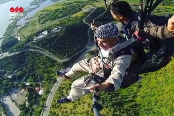 فیلم/ شکستن رکورد پرواز با پاراگلایدر توسط پیرمرد مریوانی