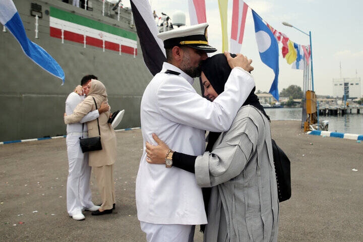 عکس/ ورود ناو گروه ۸۶ ارتش به بندرعباس