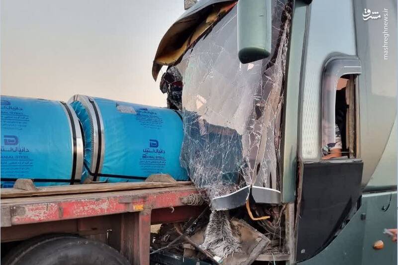 عکس/ تصادف اتوبوس با تریلر در جاده اصفهان تهران