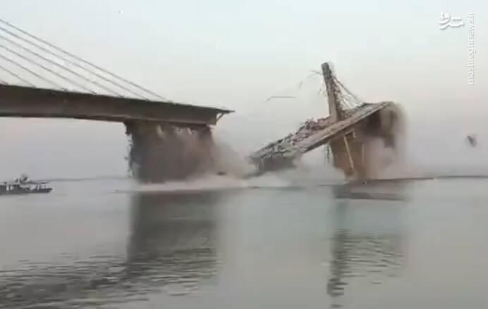 فیلم/ لحظه سقوط پل در حال ساخت
