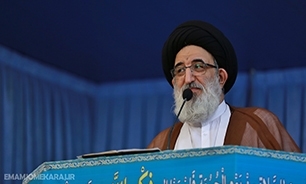 مسئولین در مسیر انقلاب حرکت کنند و خود را از مردم جدا نکنند