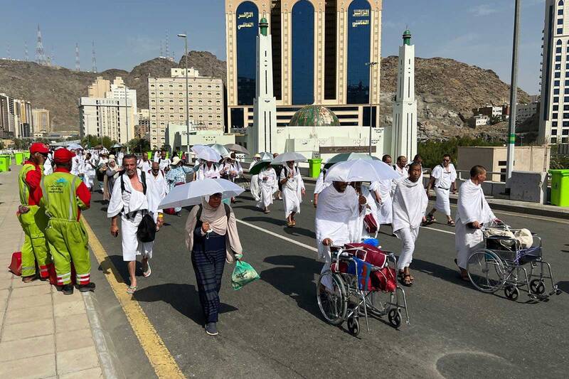 چند زائر ایرانی در طول انجام اعمال در منا و عرفات گرمازده شدند؟