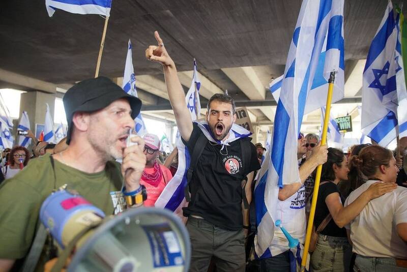 خنجر صهیونیست‌های معترض بر پشت اسرائیل/ معترضان فرودگاه بن گورین و بندر حیفا را مختل کردند