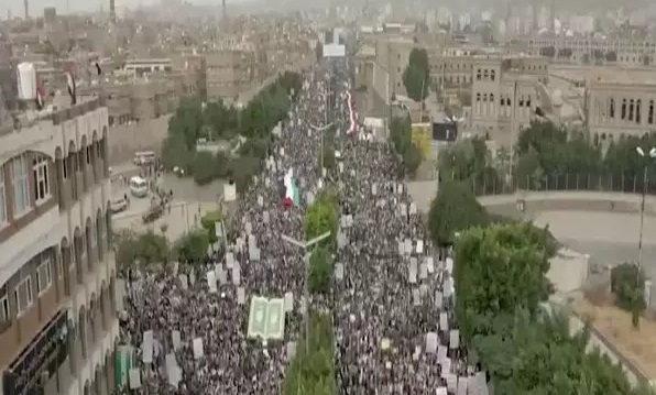راهپیمایی باشکوه مردم یمن در محکومیت هتک حرمت قرآن