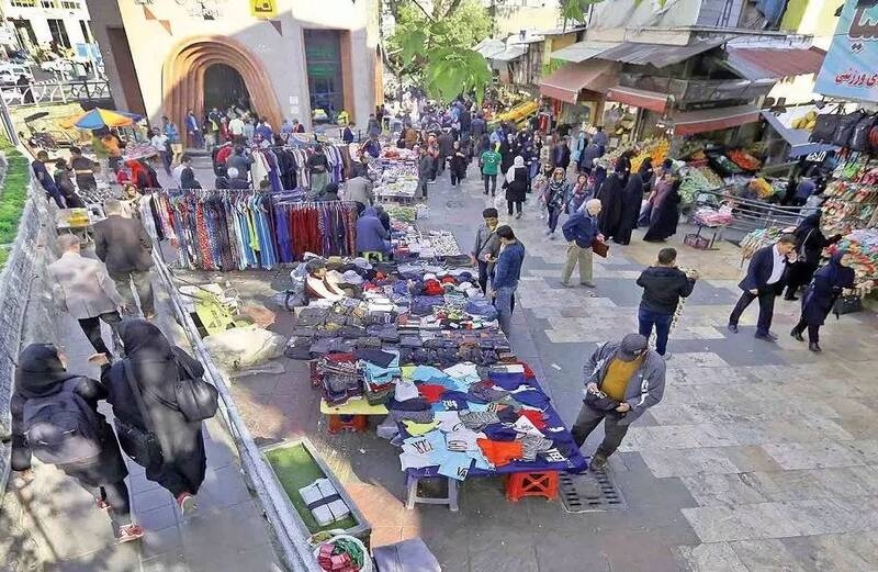 فیلم/دستفروشی خبرنگار صداوسیما در خیابان‌های تهران!